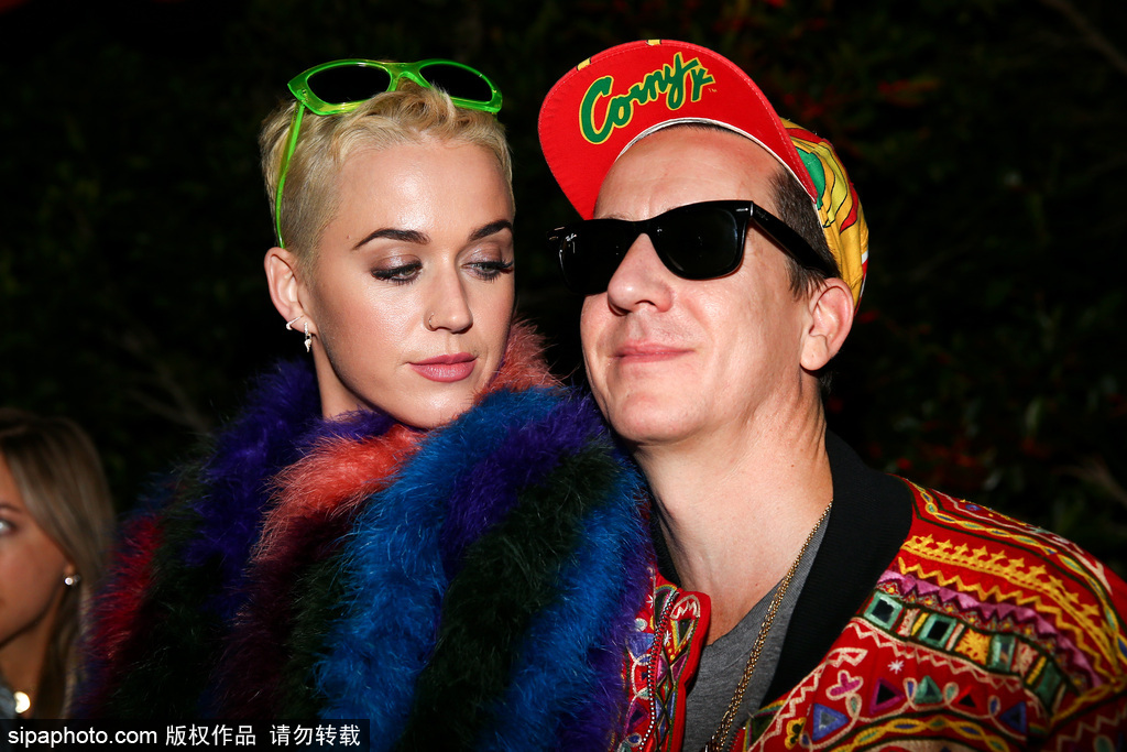 放飛自我！水果姐染了一頭綠發(fā) 還和出柜設(shè)計(jì)師熱吻