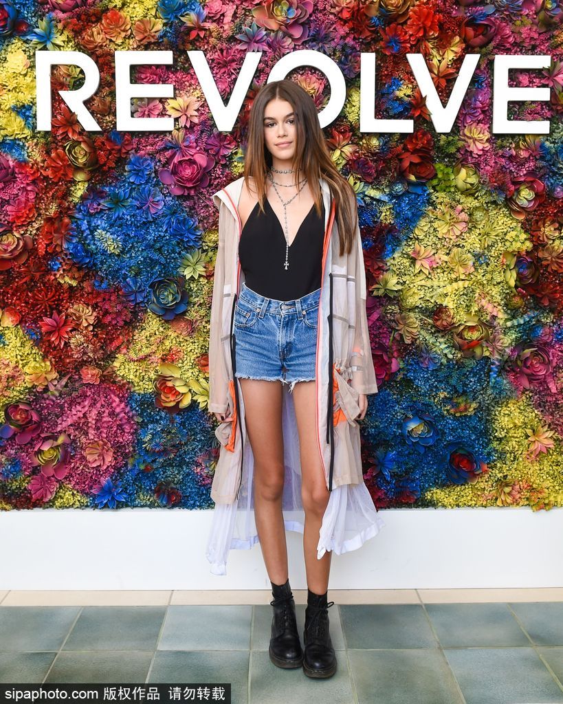 傳奇超模的女兒也是超模！辛迪·克勞馥16歲女兒長腿逆天顏值不輸媽媽