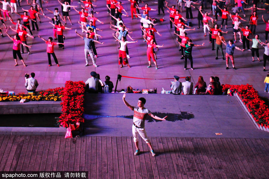 世界這么大！不一定要去迪拜撿垃圾 盤點世界奇葩工種