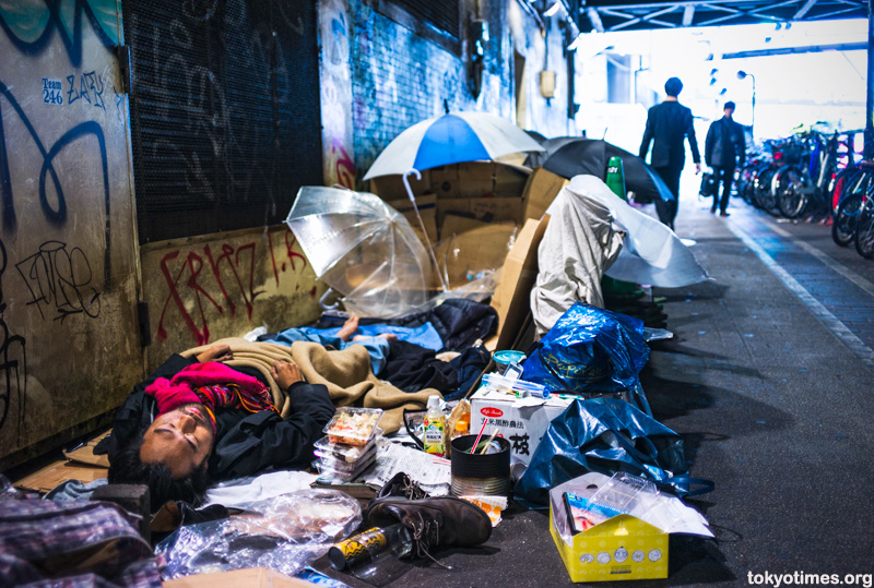 日本男子蝸居廁所3年 存500多個