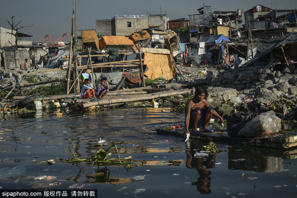 記錄一個(gè)真實(shí)的菲律賓貧民窟生活 “垃圾河”觸目驚心