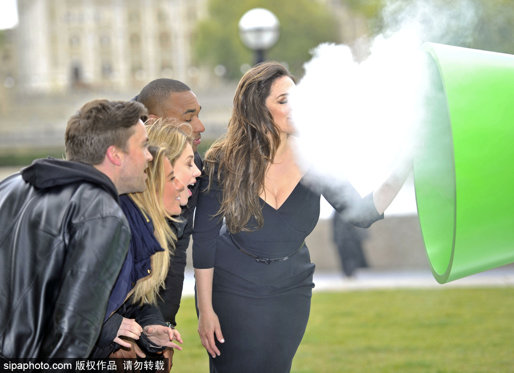 神奇！英國(guó)現(xiàn)巨型薯片機(jī) 可將薯片轉(zhuǎn)化成“味道云”