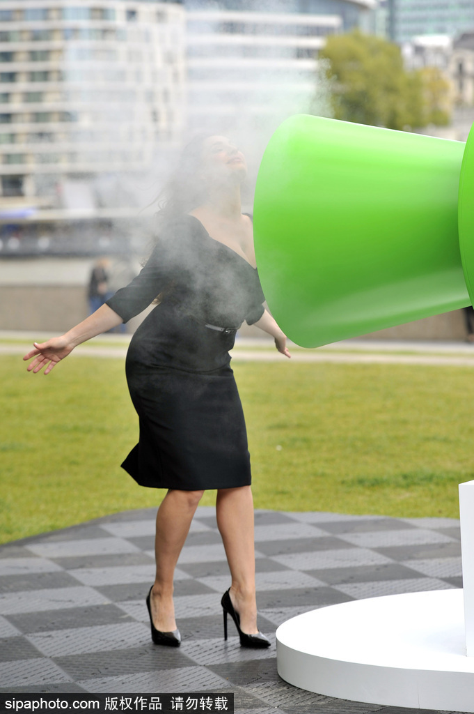 神奇！英國(guó)現(xiàn)巨型薯片機(jī) 可將薯片轉(zhuǎn)化成“味道云”