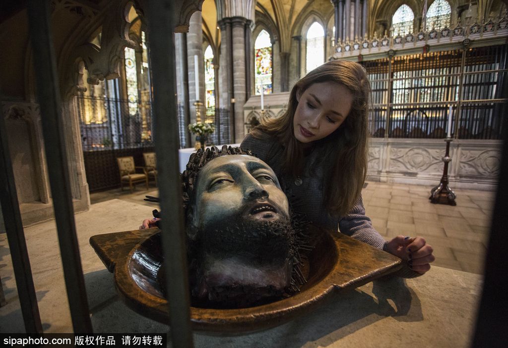 英國(guó)教堂舉行木雕藝術(shù)展 奇詭神秘仿若走進(jìn)木偶城堡