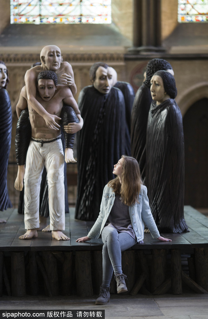 英國(guó)教堂舉行木雕藝術(shù)展 奇詭神秘仿若走進(jìn)木偶城堡