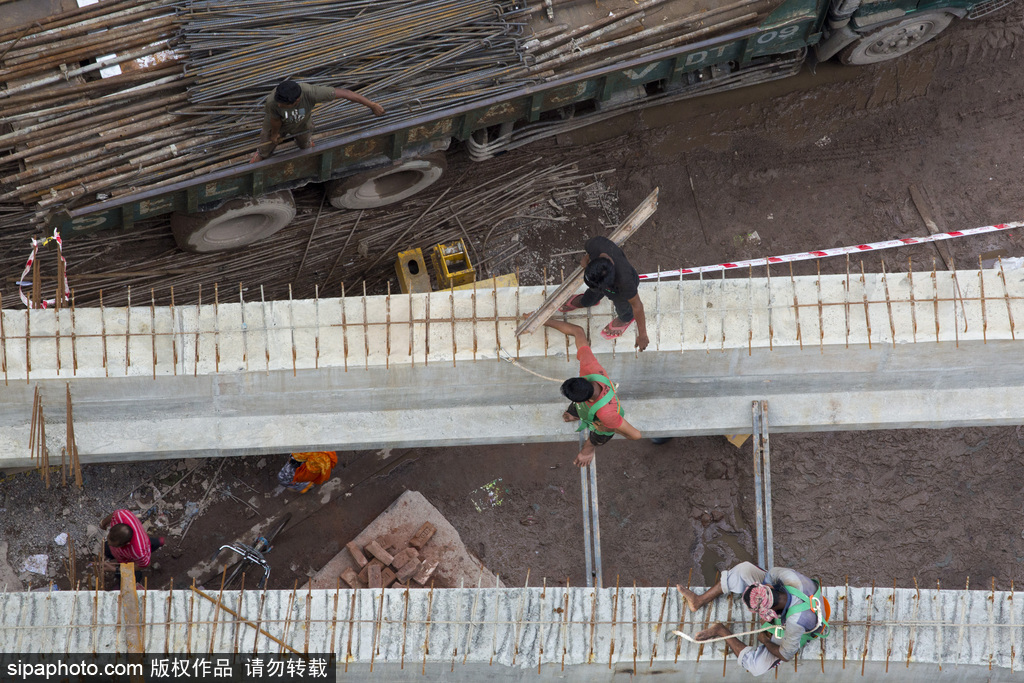 用生命在工作！實(shí)拍孟加拉國建筑工人的高危工作