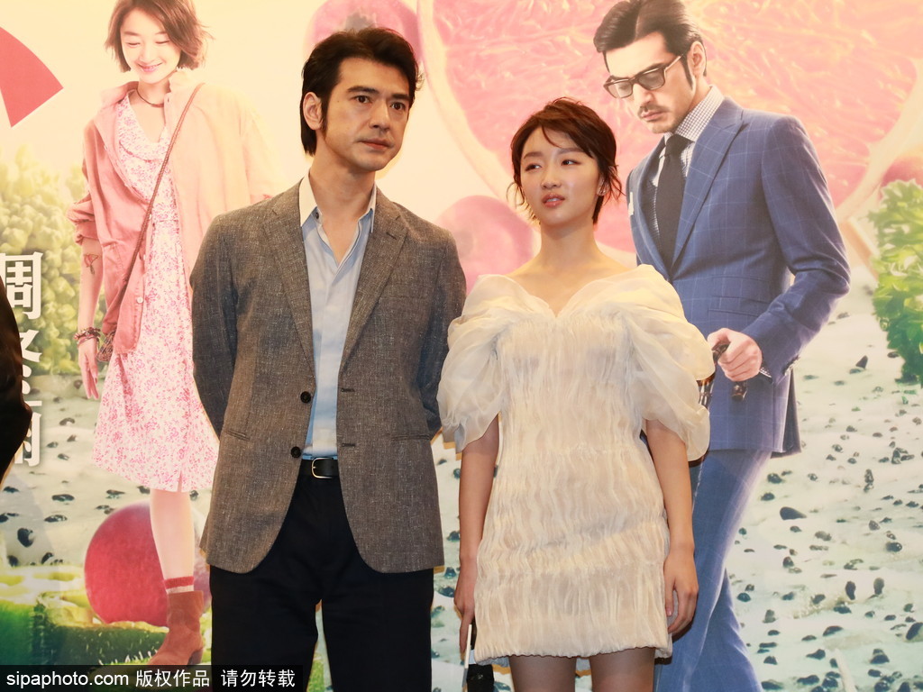 周冬雨直言生活中不會做飯 大贊金城武敬業吃道具餐