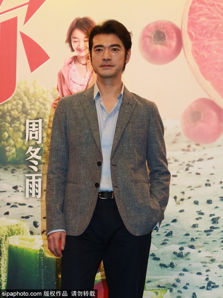 周冬雨直言生活中不會做飯 大贊金城武敬業吃道具餐