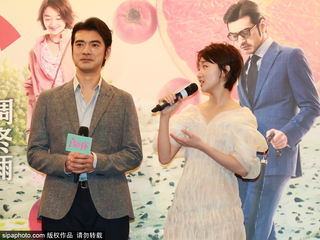 周冬雨直言生活中不會做飯 大贊金城武敬業吃道具餐