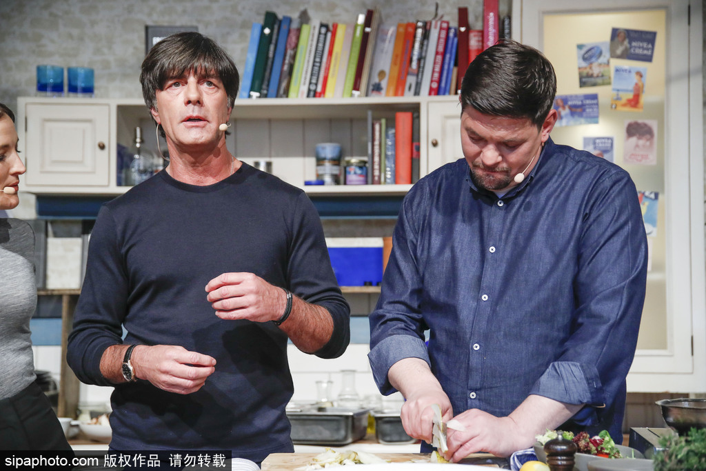 舌尖上的美食？勒夫參加節目變身大廚 鍋鏟翻飛火光沖天