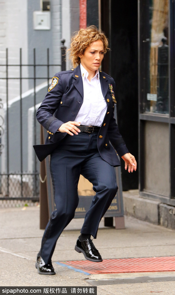 拉丁天后詹妮弗·洛佩茲扮演女警官 片場擒拿英姿颯爽