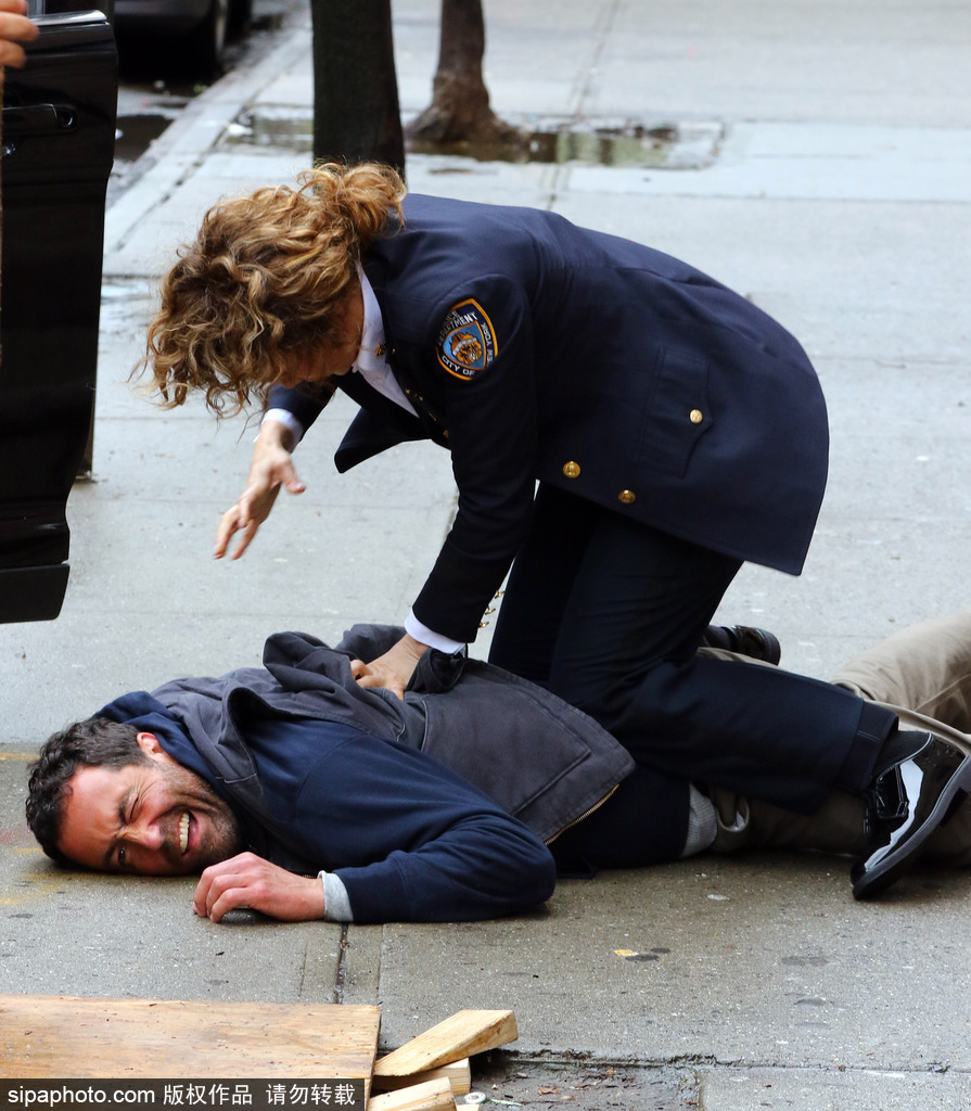 拉丁天后詹妮弗·洛佩茲扮演女警官 片場(chǎng)擒拿英姿颯爽