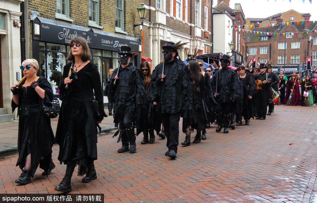 當(dāng)你光鮮亮麗地過五一時(shí) 英國(guó)人在灰頭土臉地掃煙囪 探訪英國(guó)“掃煙囪節(jié)”