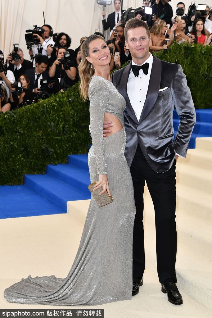 2017Met gala紅毯：吉賽爾·邦辰一襲銀色魚尾禮裙性感至極 與老公紅毯擁吻