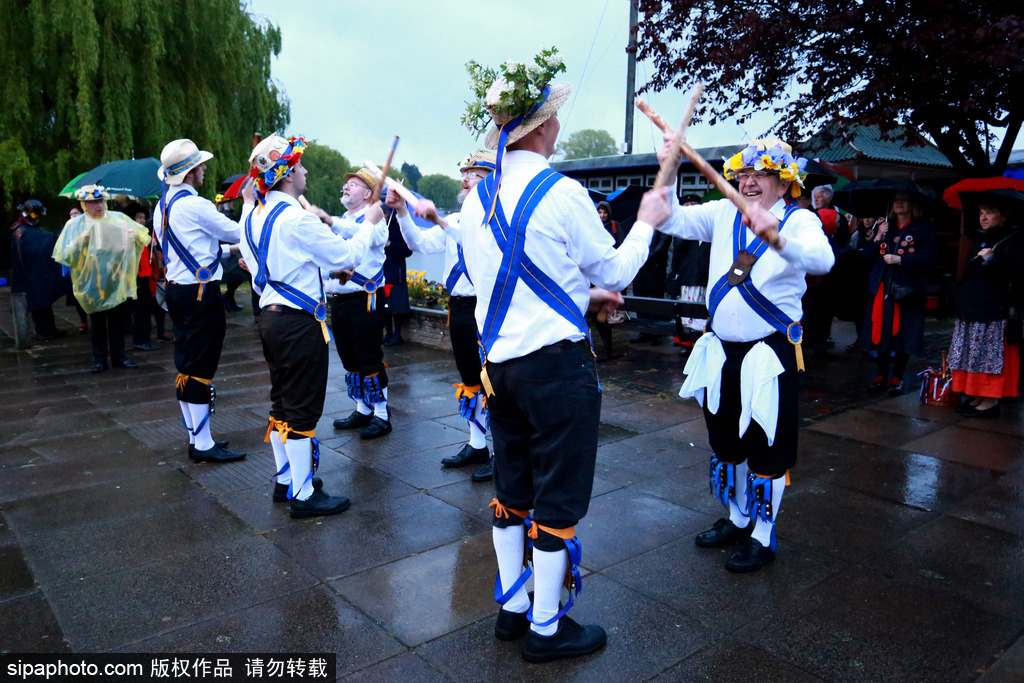 英國人的“尬舞”：彼得伯勒舉行五月節(jié)日慶典 上演傳統(tǒng)莫里斯舞