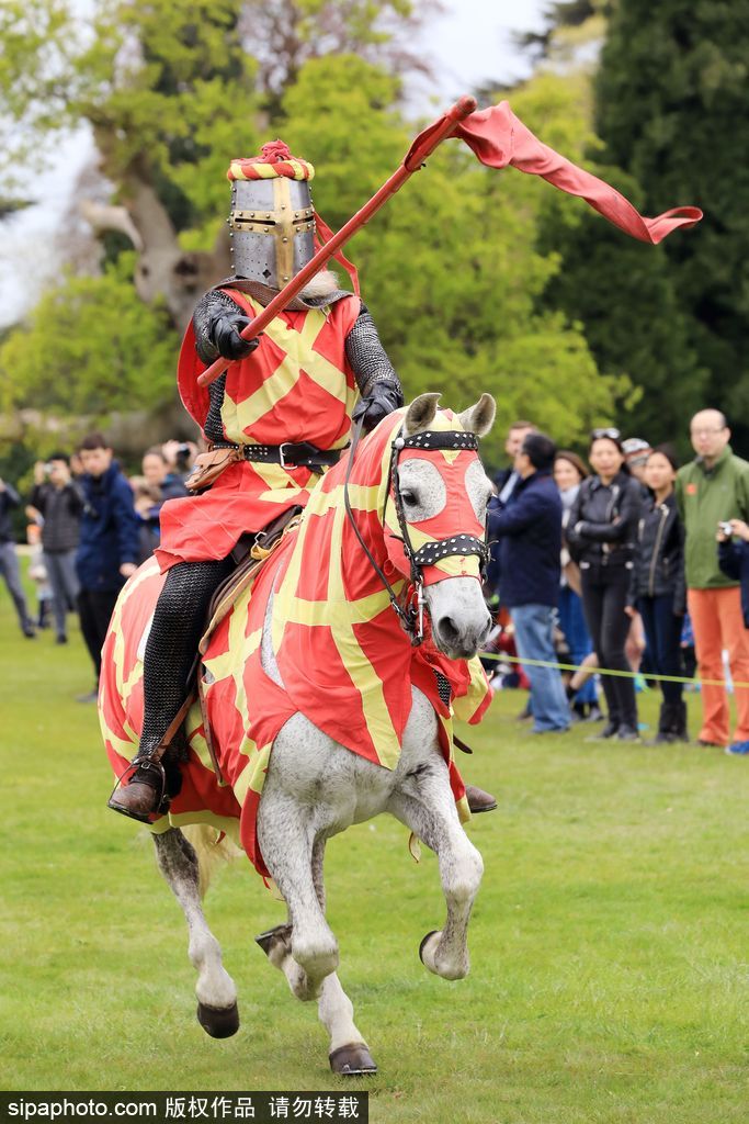 英國春季騎士節(jié)再度上演中世紀對決 服飾花哨復古趣味十足