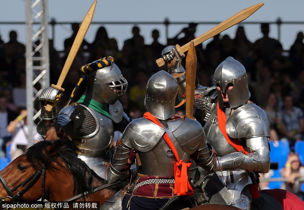 莫斯科舉行國際騎士節 全副武裝重現“中世紀”戰斗場景