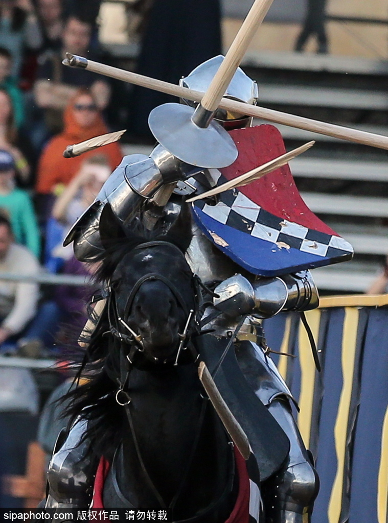 莫斯科舉行國際騎士節(jié) 全副武裝重現(xiàn)“中世紀”戰(zhàn)斗場景