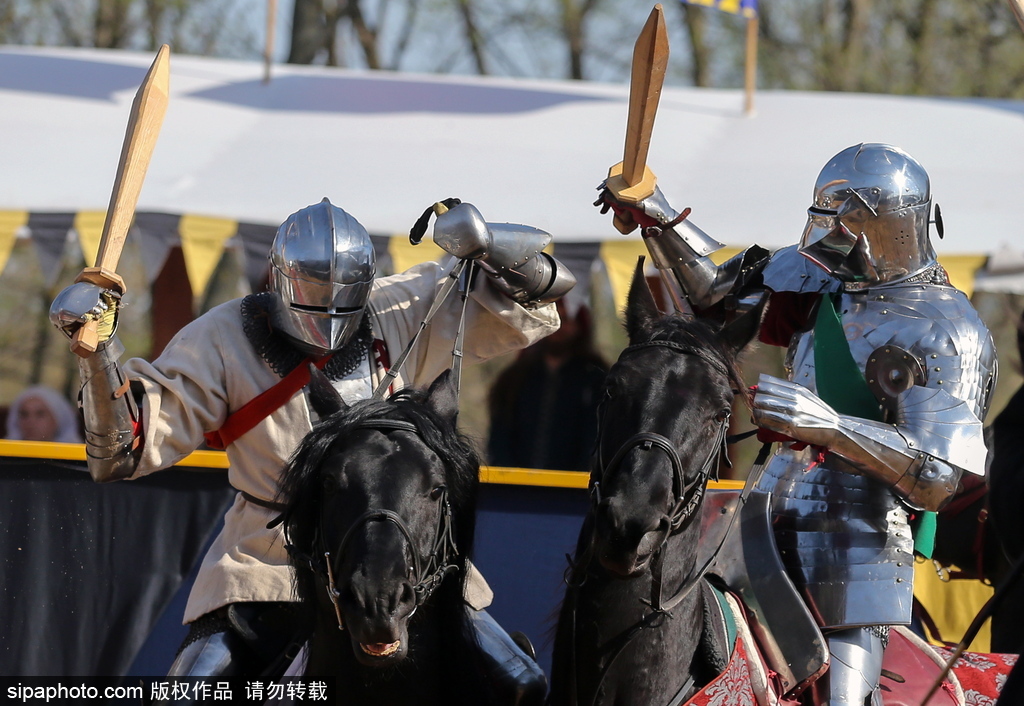 莫斯科舉行國際騎士節(jié) 全副武裝重現(xiàn)“中世紀(jì)”戰(zhàn)斗場景