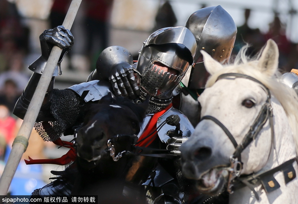 莫斯科舉行國際騎士節(jié) 全副武裝重現(xiàn)“中世紀(jì)”戰(zhàn)斗場景