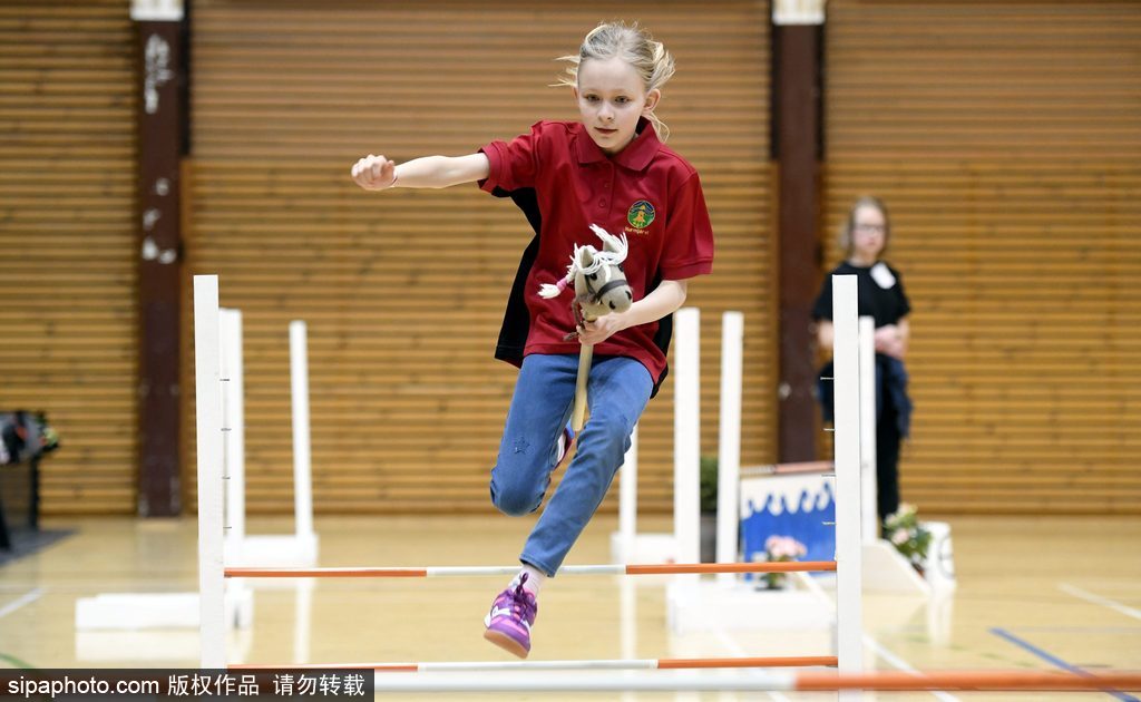 芬蘭舉行“霍比”賽馬錦標(biāo)賽 萌娃抱馬頭玩偶參賽歡樂(lè)不斷