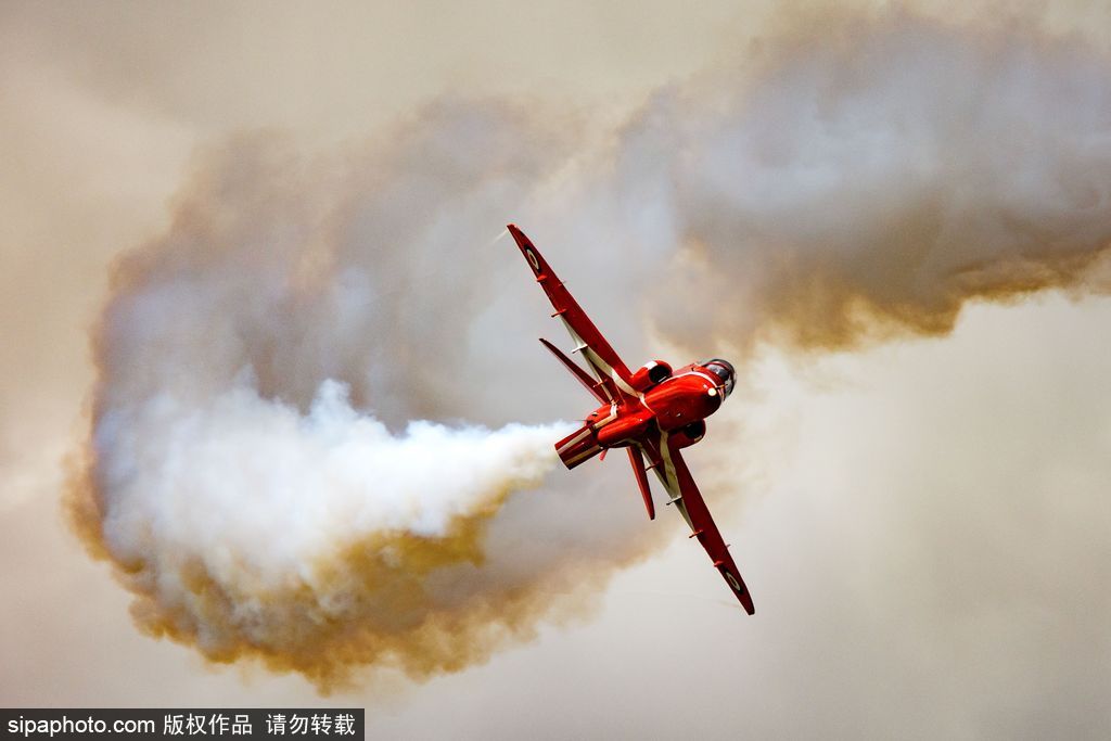 英國紅箭特技飛行隊(duì)編隊(duì)訓(xùn)練 馳騁藍(lán)天高空炫技震撼人心