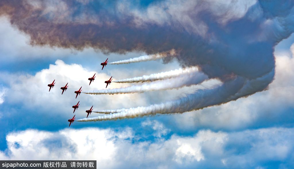 英國紅箭特技飛行隊(duì)編隊(duì)訓(xùn)練 馳騁藍(lán)天高空炫技震撼人心
