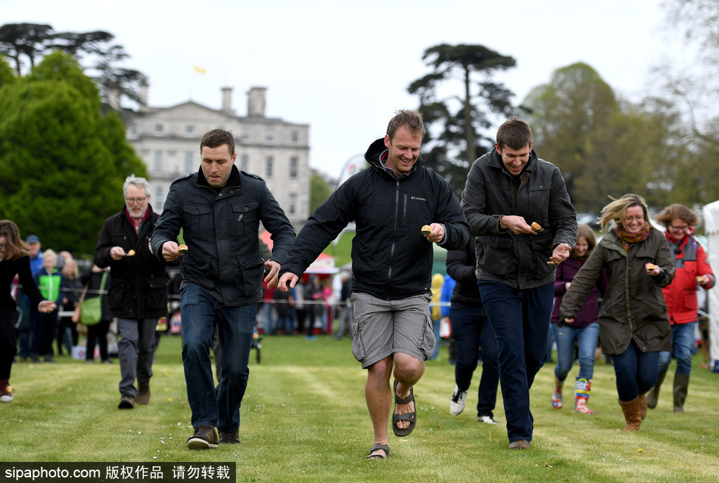 腐國人民真歡樂！多塞特郡舉行扔面包比賽
