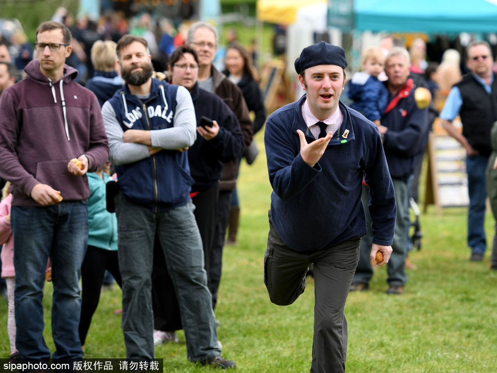 腐國(guó)人民真歡樂！多塞特郡舉行扔面包比賽