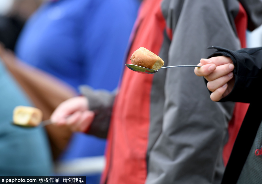 腐國人民真歡樂！多塞特郡舉行扔面包比賽