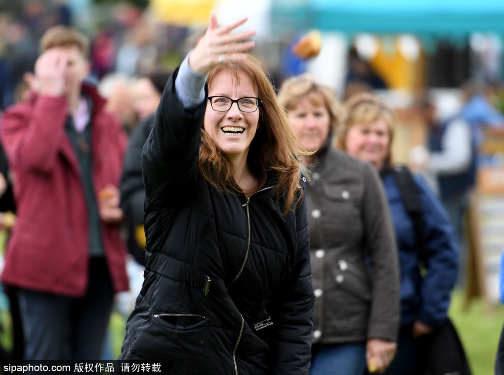 腐國人民真歡樂！多塞特郡舉行扔面包比賽