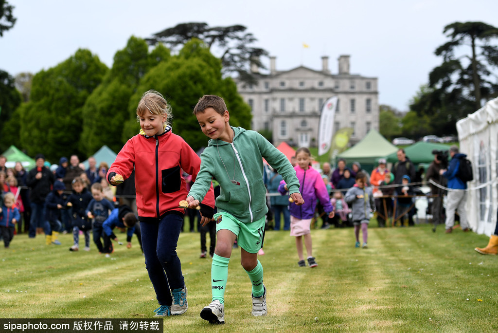 腐國(guó)人民真歡樂(lè)！多塞特郡舉行扔面包比賽