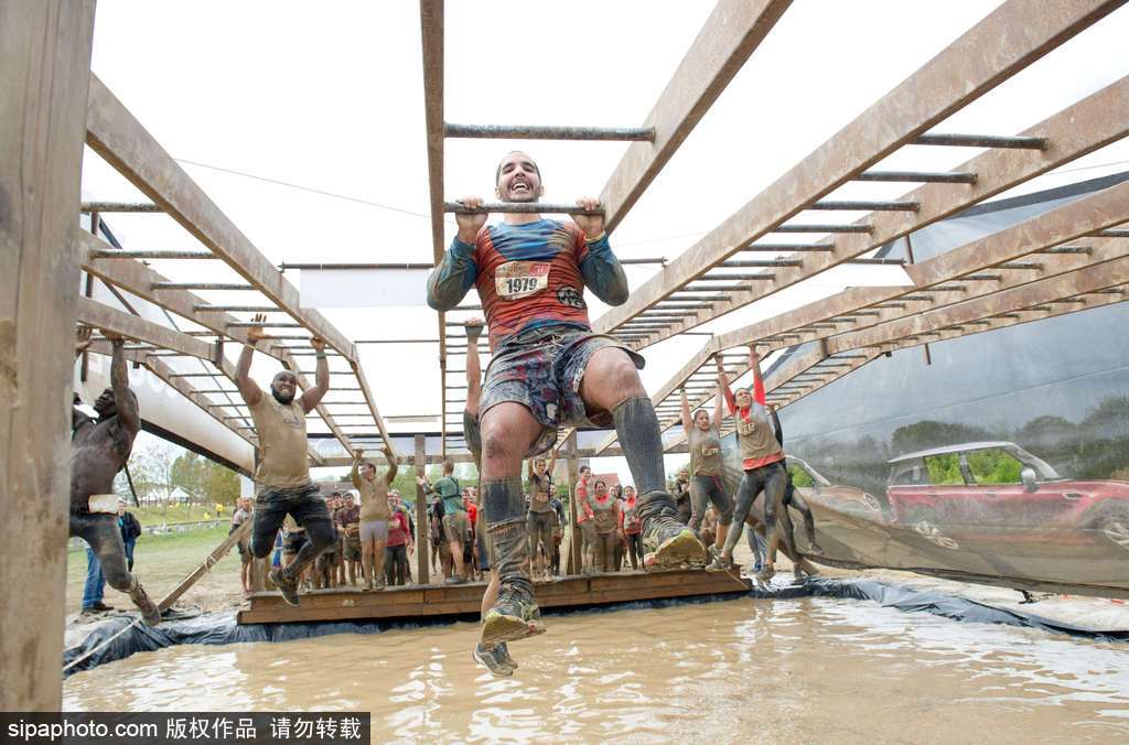 比比誰更臟！法國泥漿日參賽選手變身“泥人”摸爬滾打嗨翻天