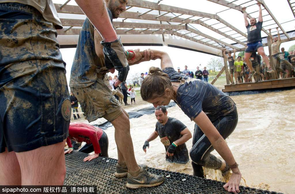 比比誰(shuí)更臟！法國(guó)泥漿日參賽選手變身“泥人”摸爬滾打嗨翻天