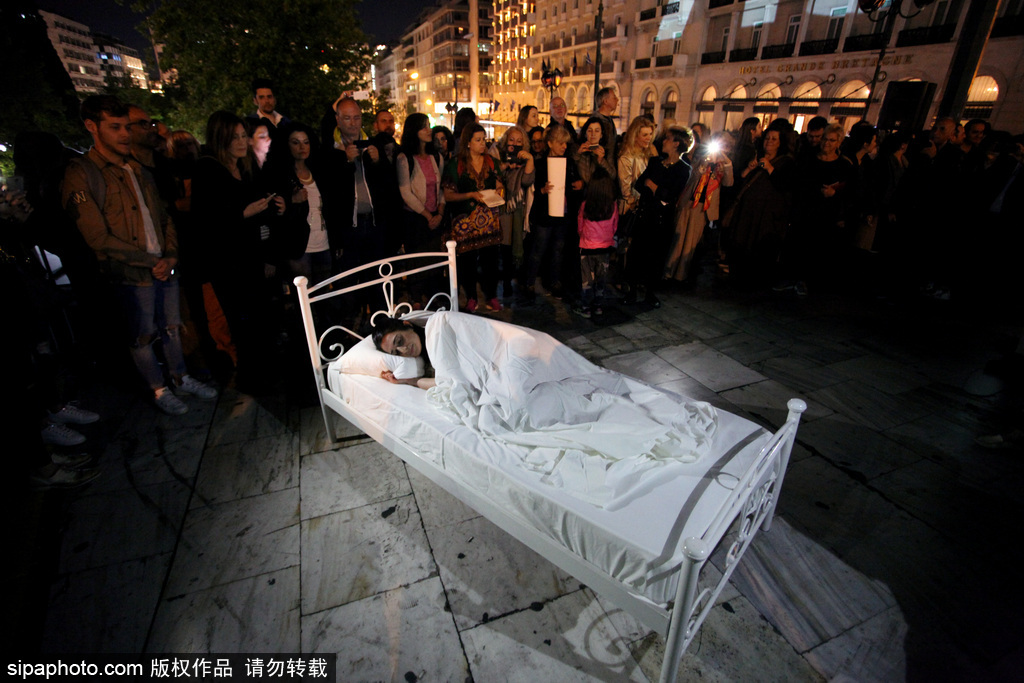 行為藝術？ 兩名女性希臘憲法廣場當街“表演”睡覺