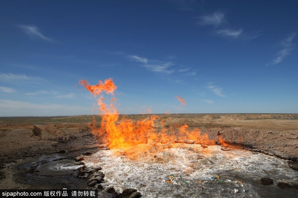 土庫(kù)曼斯坦“地獄之火”奇觀 水火也可相容