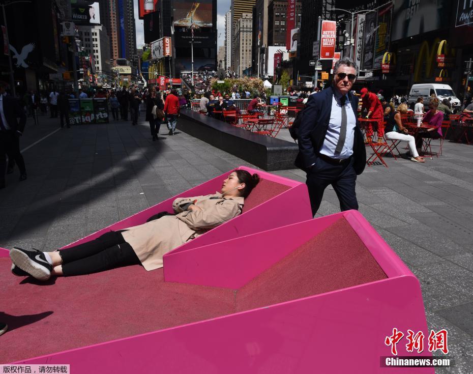 紐約時報(bào)廣場開放“床位” 成行人避暑休息勝地