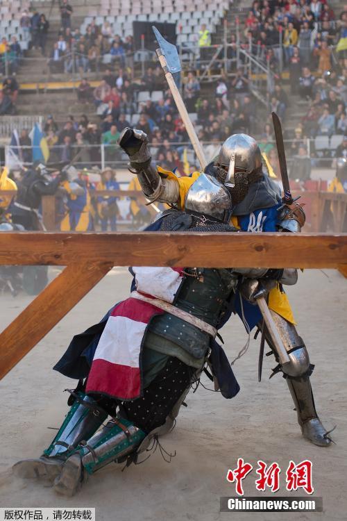 中世紀格斗世錦賽舉行 選手著盔甲變戰(zhàn)斗民族