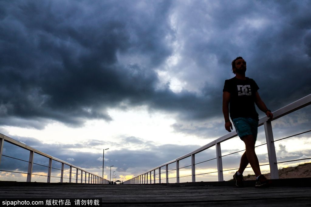 澳大利亞海岸現唯美日落 烏云壓境如末日大片