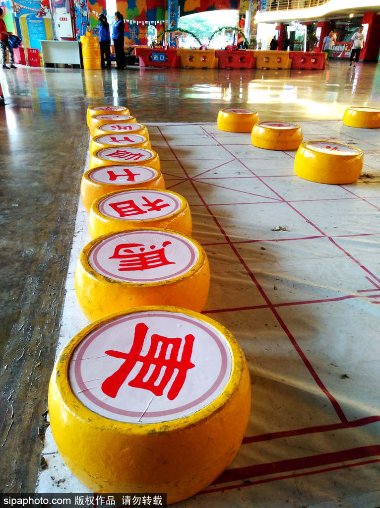 重慶現(xiàn)巨型象棋 手搬對(duì)弈益神健體