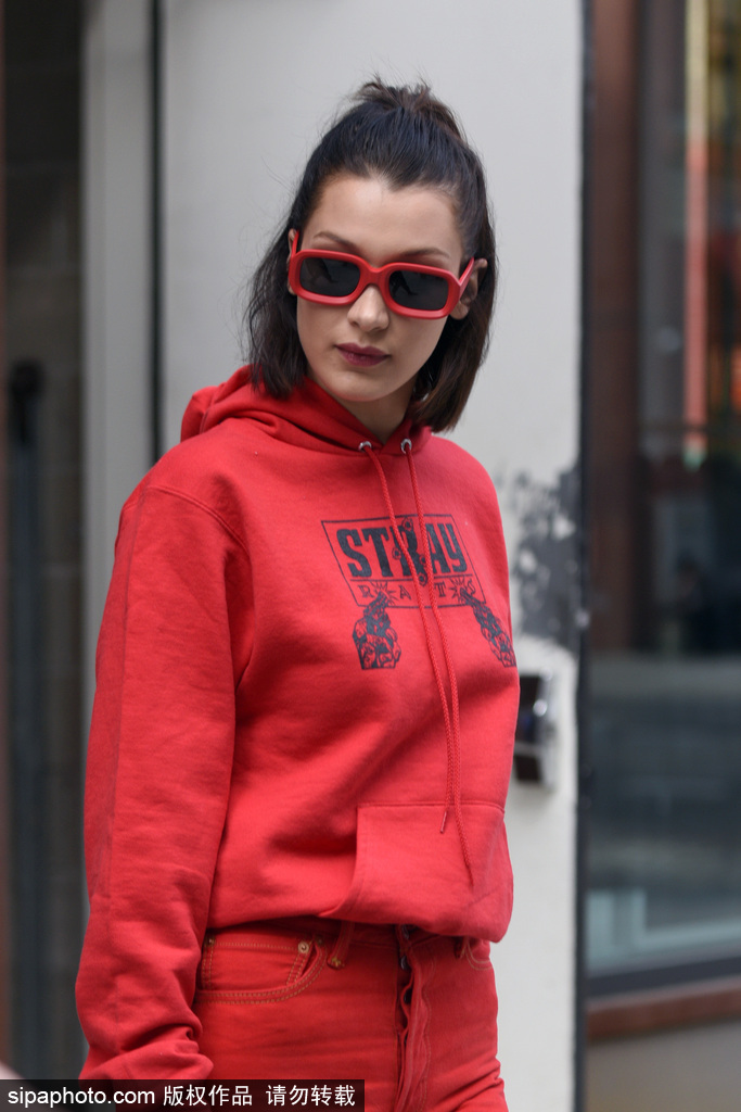 貝拉·哈迪德今天這身紅透了！高馬尾活力十足