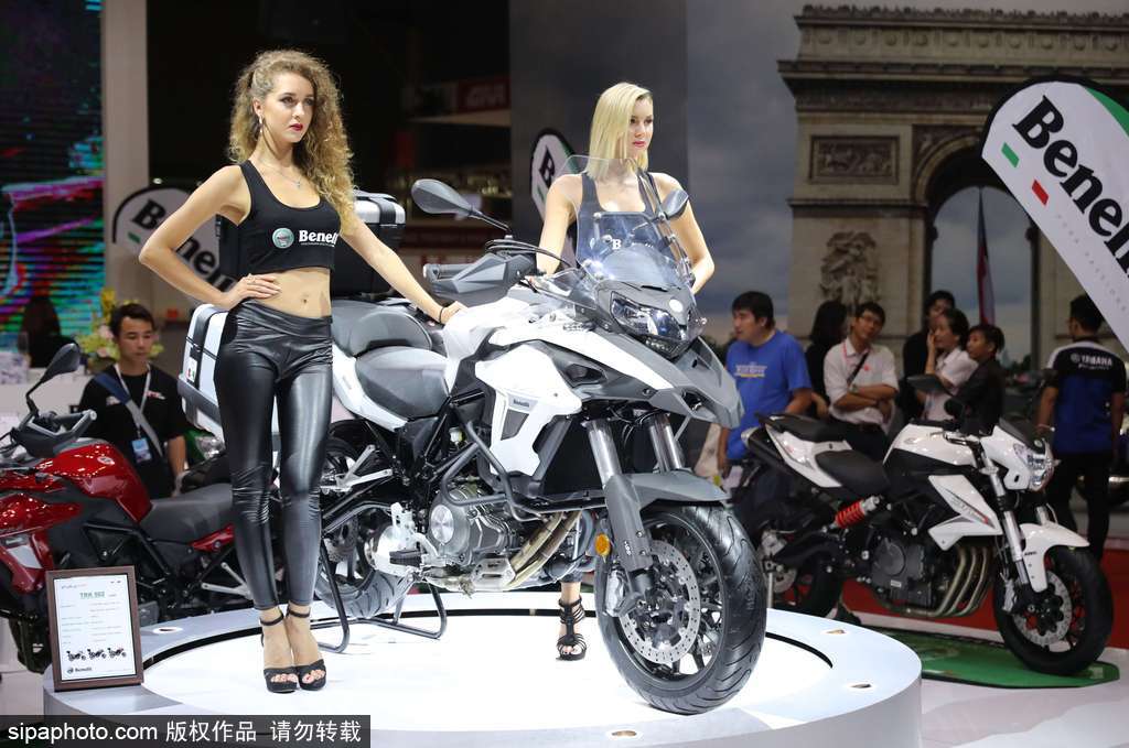 “摩托車王國”越南舉辦2017摩托車展 美女車模吸睛