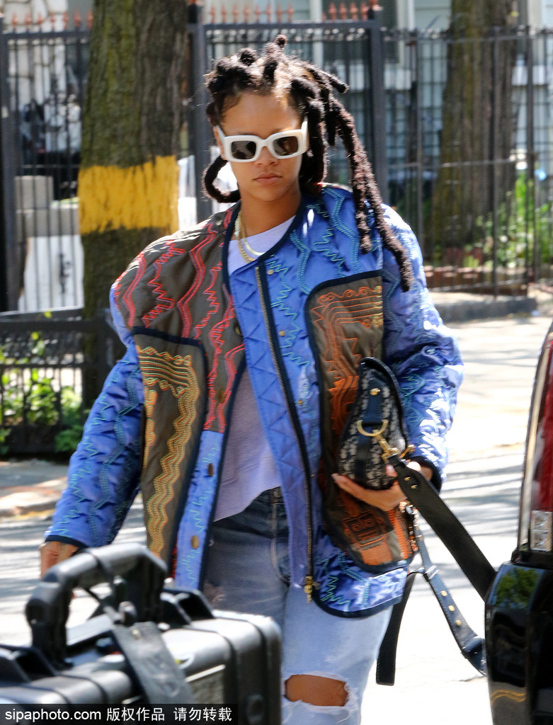 蕾哈娜潮裝現身片場 戴金鏈子表情冷酷