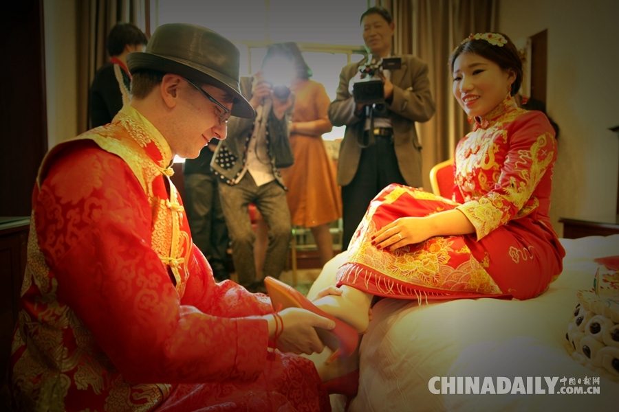 騎大馬、坐花轎 “山姑娘”娶回個“洋女婿”