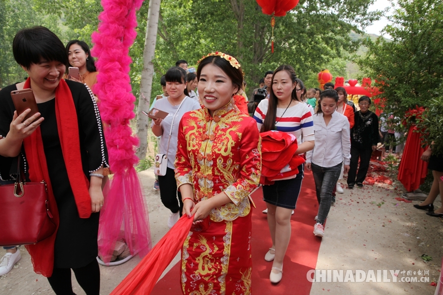 騎大馬、坐花轎 “山姑娘”娶回個“洋女婿”