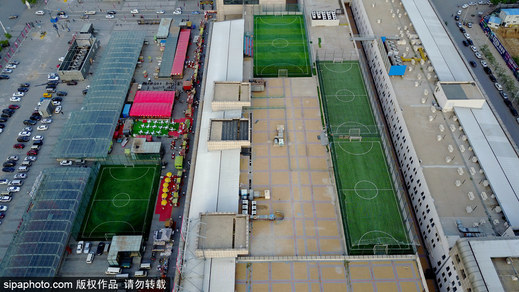 航拍沈陽(yáng)一商場(chǎng)竟有三個(gè)足球場(chǎng) 樓頂踢球刺激拉風(fēng)