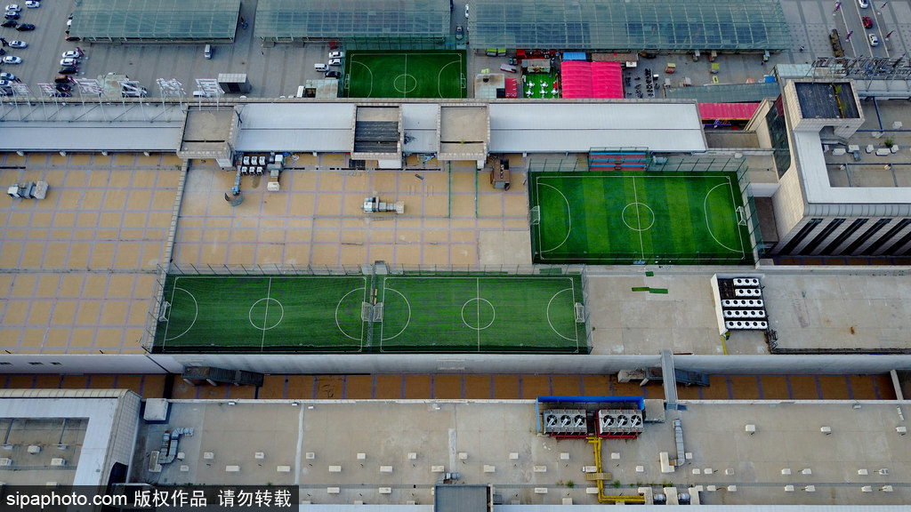 航拍沈陽(yáng)一商場(chǎng)竟有三個(gè)足球場(chǎng) 樓頂踢球刺激拉風(fēng)