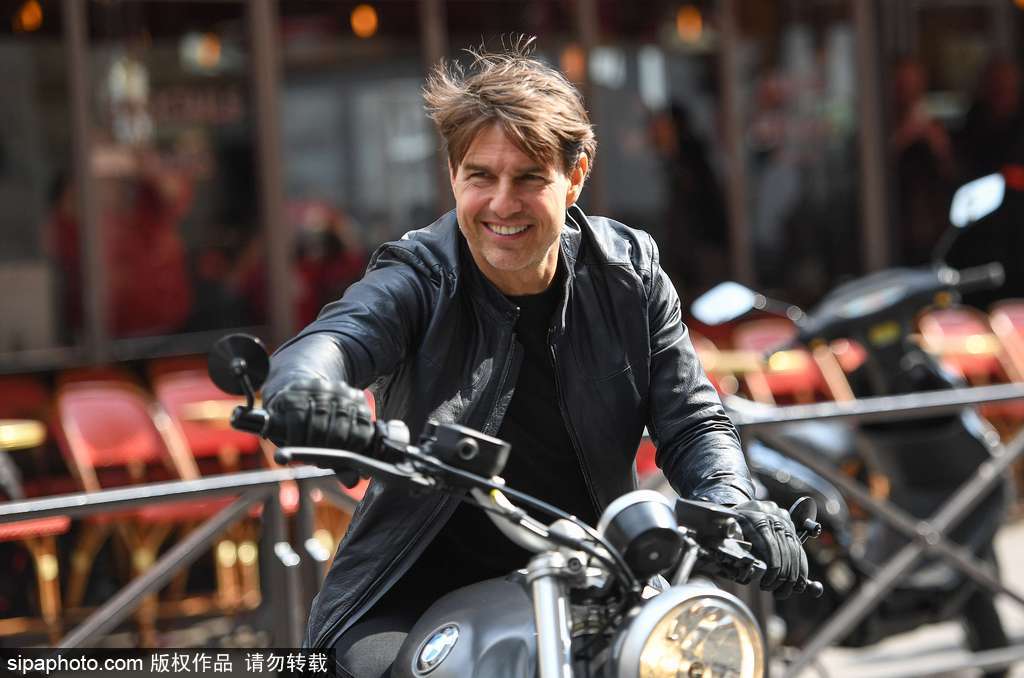 阿湯哥開重型機車駛過巴黎街道 英姿颯爽魅力不減當年