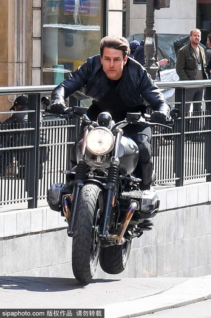 阿湯哥開重型機車駛過巴黎街道 英姿颯爽魅力不減當年