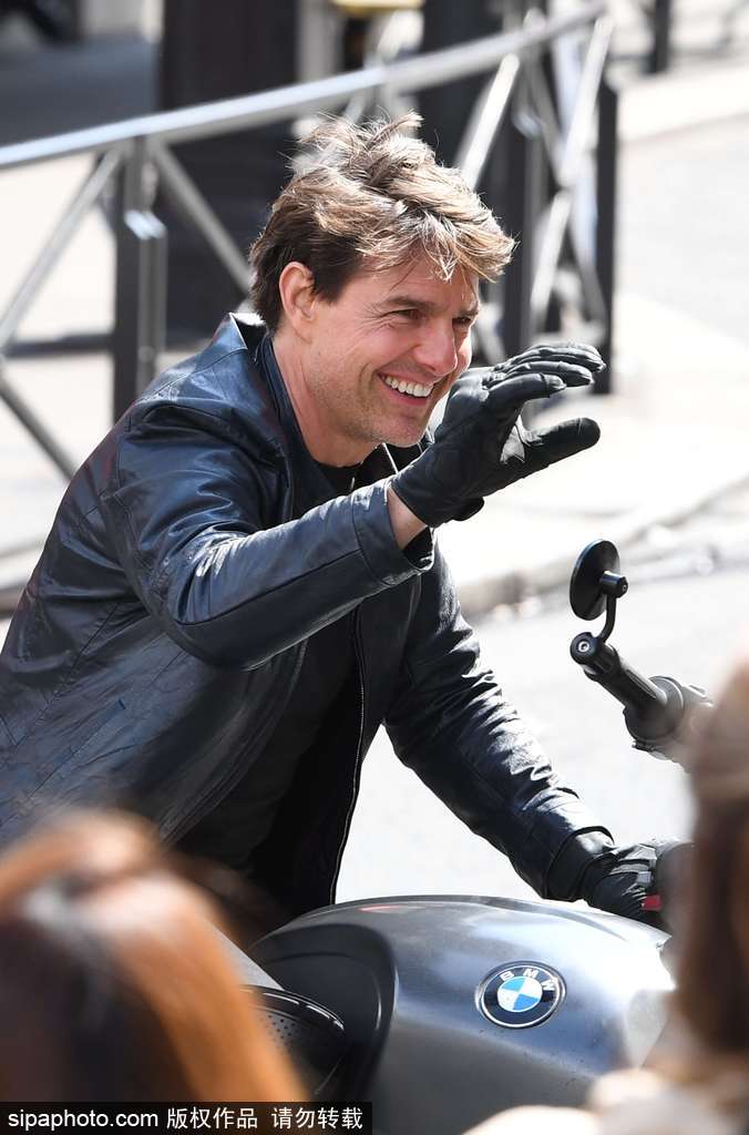 阿湯哥開(kāi)重型機(jī)車駛過(guò)巴黎街道 英姿颯爽魅力不減當(dāng)年